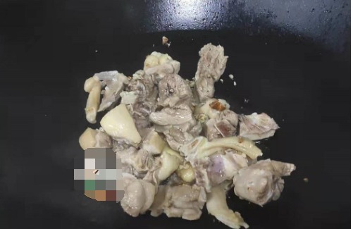 鲜香|鸭肉和它真是绝配,焖一焖鲜香开胃,驱寒暖胃,冷天常做给孩子吃