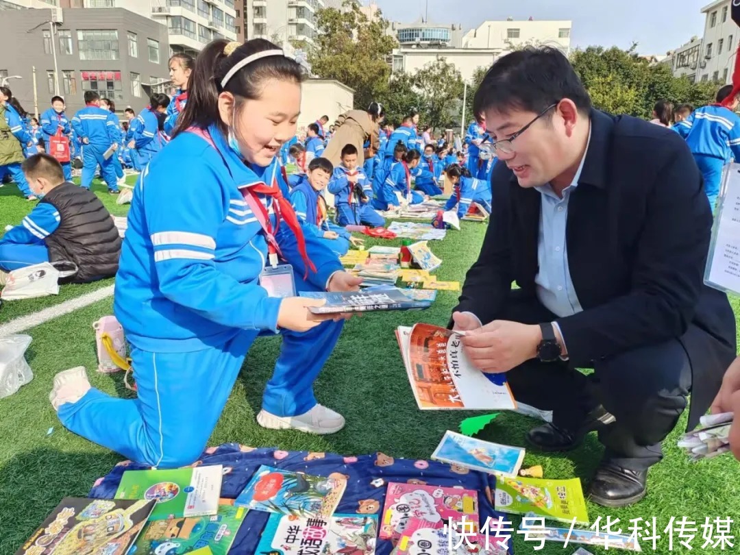 好书@山东省济宁学院附属小学举行读书节图书跳蚤市场活动