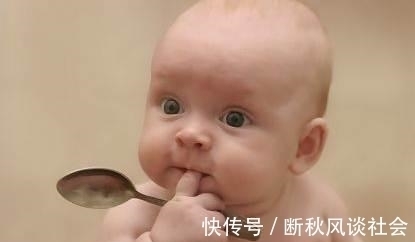 |搞笑宝宝：当宝宝看到好吃的却吃不到的时候，宝宝的表现太萌了