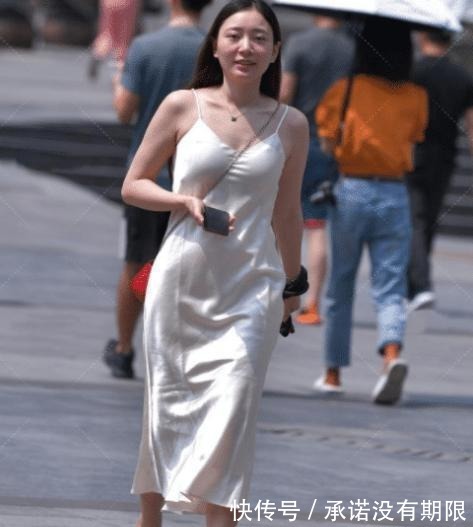 吊带|吊带反光连衣裙,这位美女这样搭配,真是展现女人风味!
