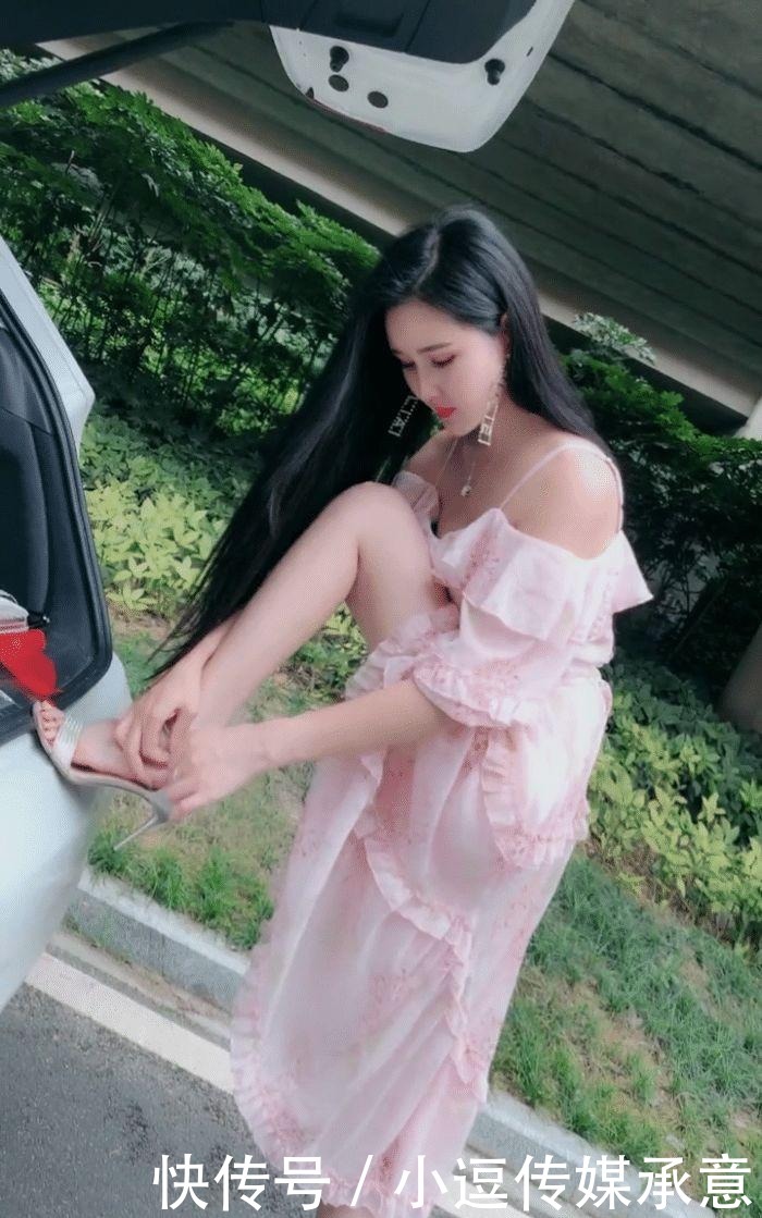 与众不同|户外穿着连衣裙的美女,穿鞋的方式都那么的与众不同
