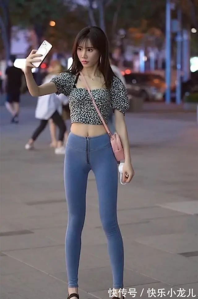 气质 蓝色休闲短袖搭配蓝色直筒打底裤,身材线条完美,气质高级