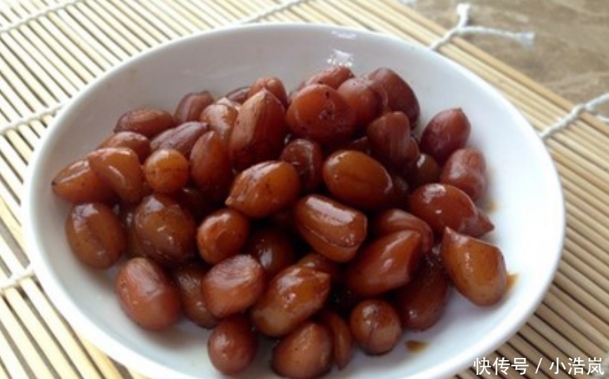 煮花生米|煮花生米别再傻傻加水，只需加一瓶“饮料”，花生入味还贼香！