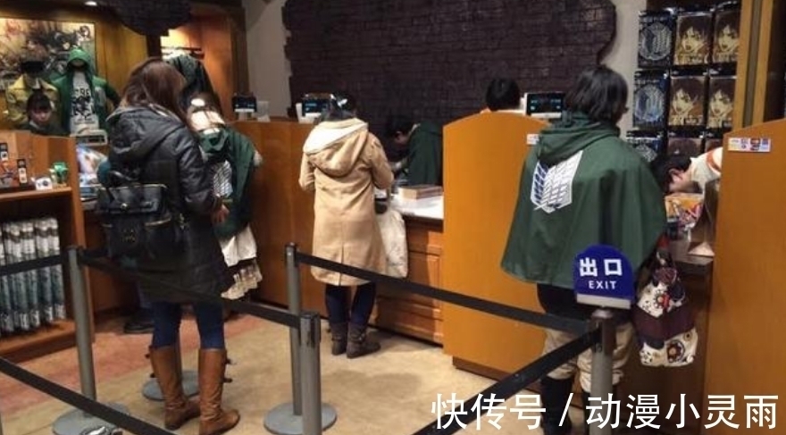 漫画|进击的巨人热度有多高？漫展被巨人粉占领，满大街的自由之翼