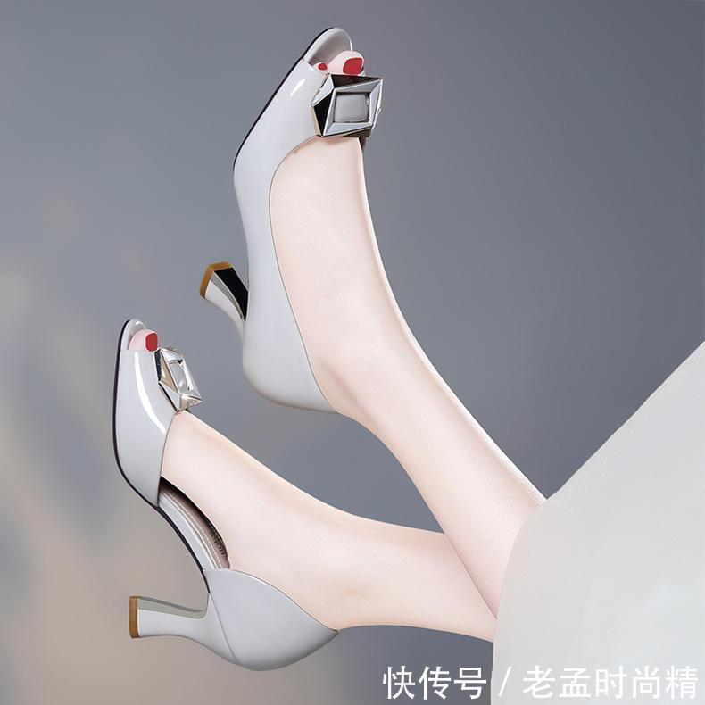 优雅气质鱼嘴鞋，真的美到爆，让人过目不忘