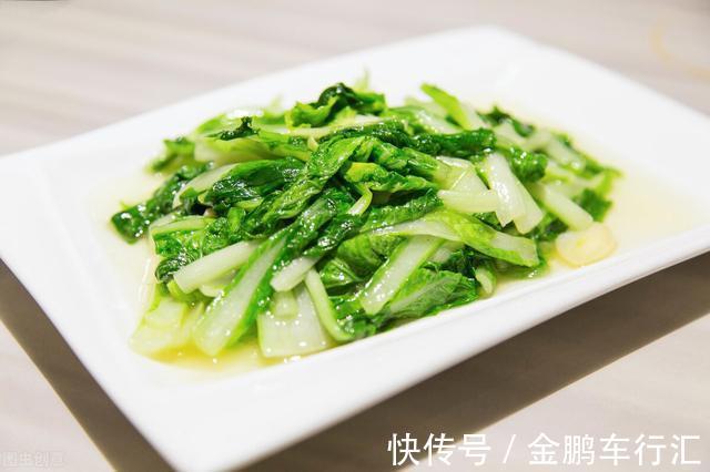 为啥饭店里的炒青菜那么好吃?大厨教你2个妙招,炒出来又香又脆