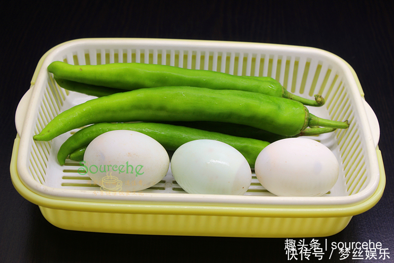 咸蛋炒辣椒时多加一步,辣椒香辣可口,软香入味,很好吃!