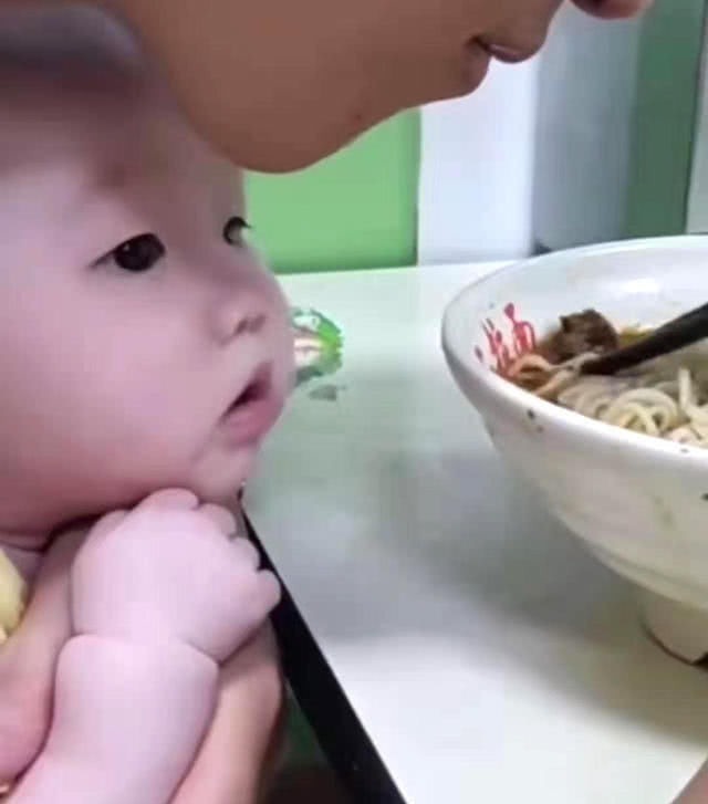 小馋虫|爸爸为吃独食,对宝宝用“锁喉功”,宝宝之后的表现让妈妈笑喷