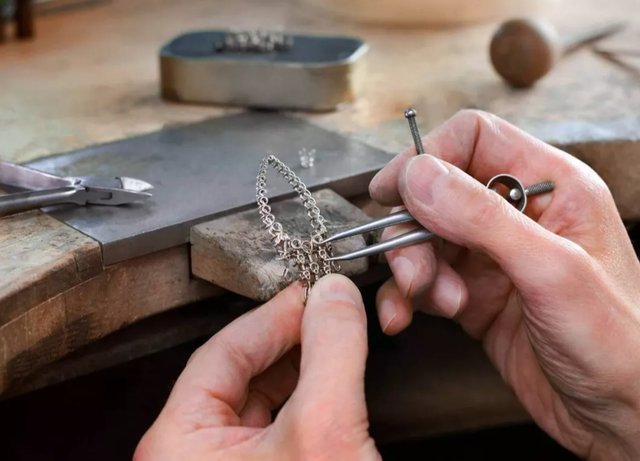 graff@GRAFF瑰丽珠宝的诞生过程揭秘双梨形和圆形钻石耳环