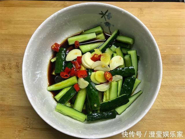 凉拌黄瓜，先放盐就错了，老妈用了40年的方法，清脆爽口嘎嘣脆