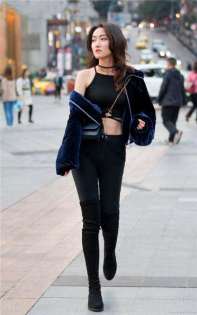 街拍|街拍戴太阳镜的长发美女,v领上衣搭配牛仔短裤,笑容甜美可爱