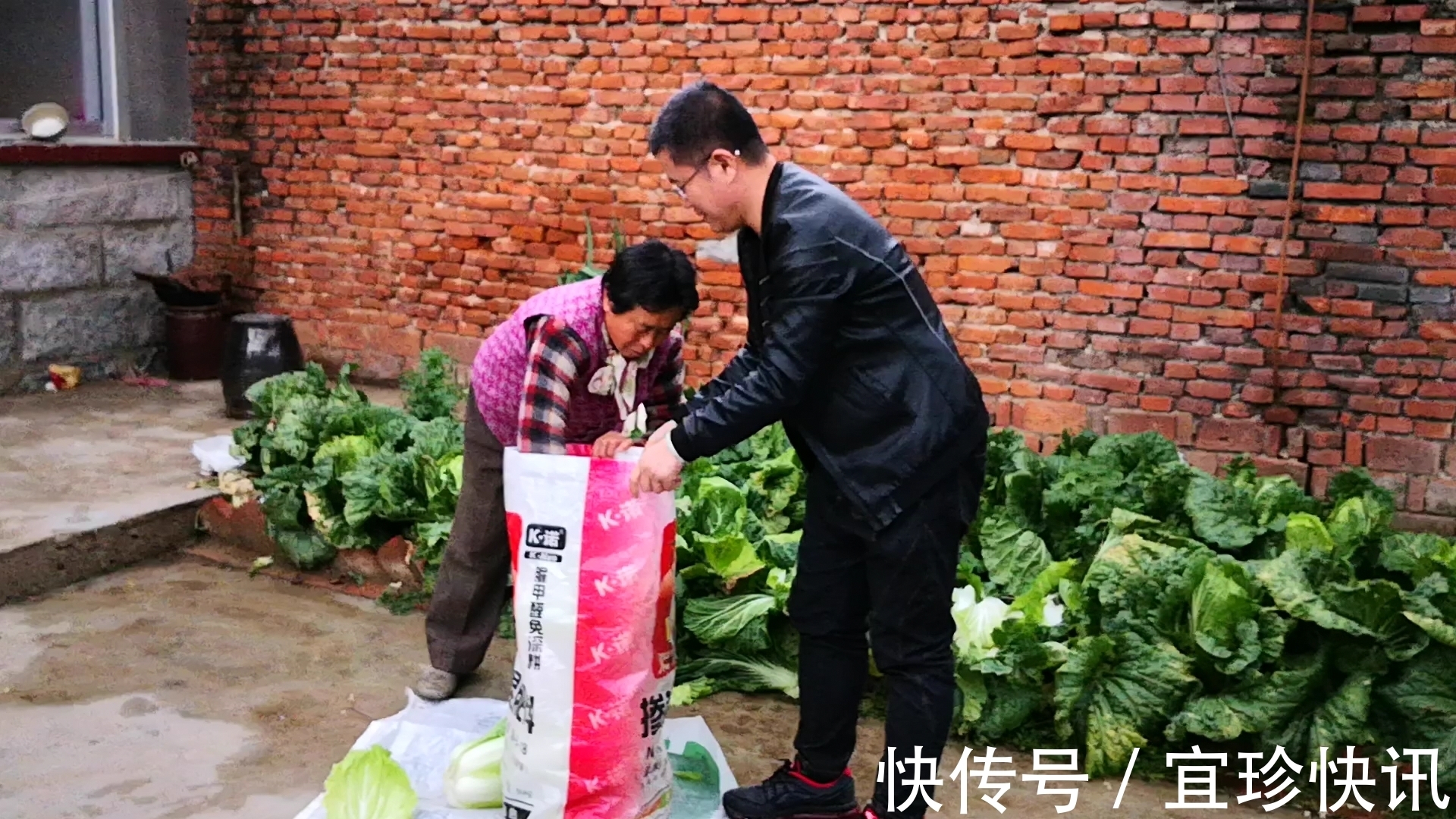 腌酸菜时,最忌直加盐腌,多加1步,酸香味浓郁,放1年都不坏!