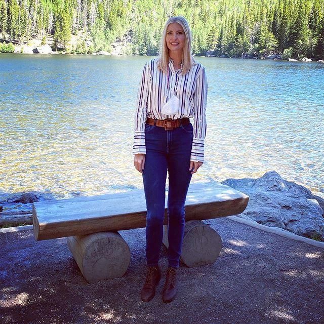 伊万卡气质全开!穿条纹衬衫搭配牛仔裤高贵洋气，意外穿出高级感