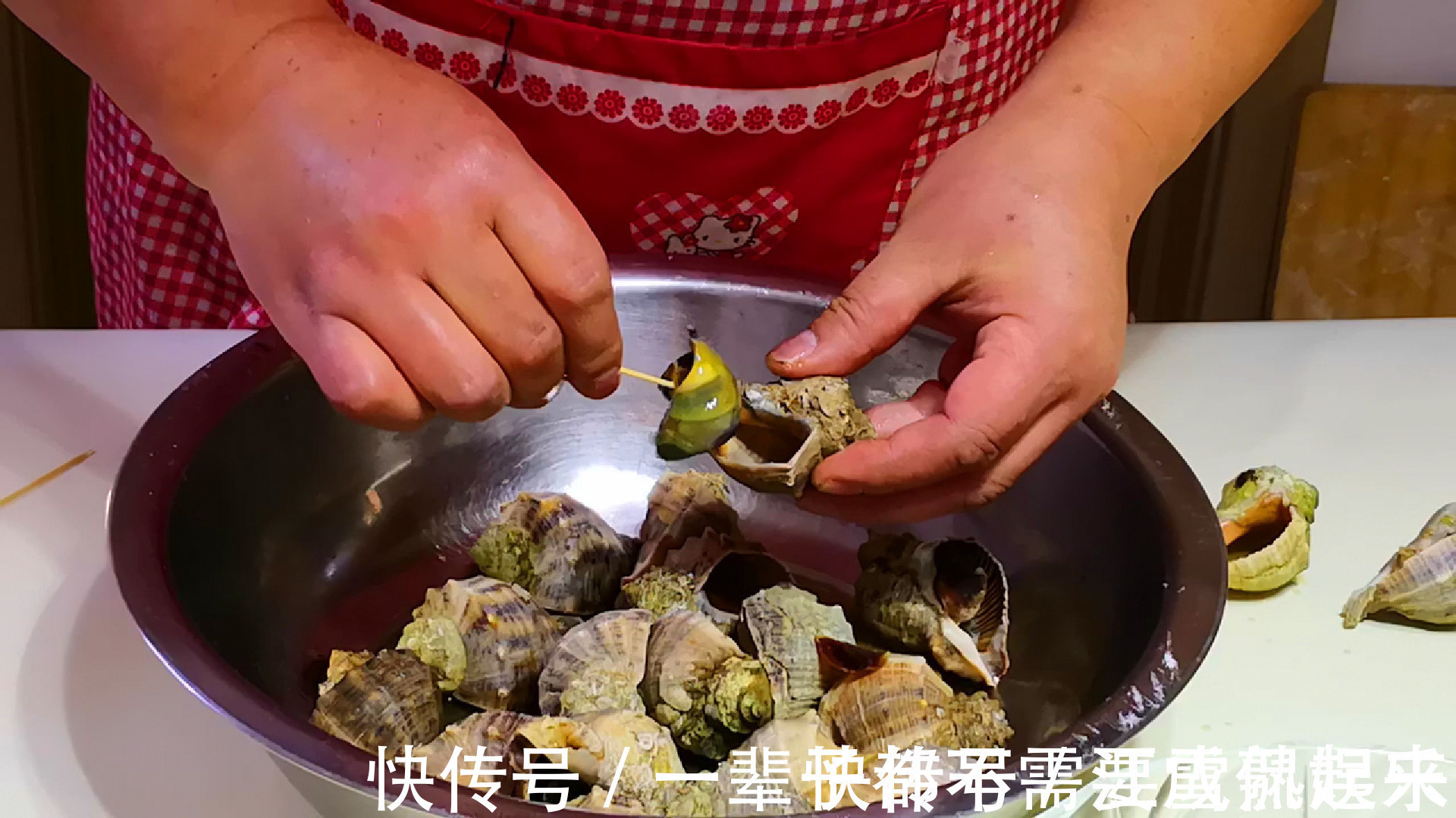 煮海螺时,用冷水还是热水以前没注意,难怪螺肉又腥又硬不好吃