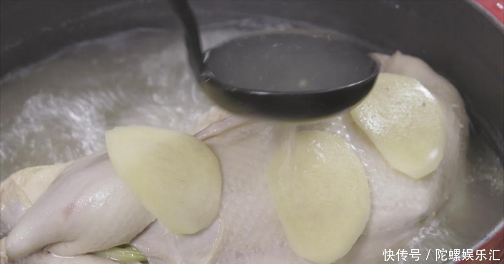 笋干老鸭煲|冬季这菜最适合“补嘴空”,汤汁鲜咸微甘,清亮不油腻,更好吸收