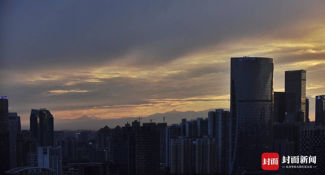 刘陈平|风雨之后雪山与晚霞同框 今夜成都最美