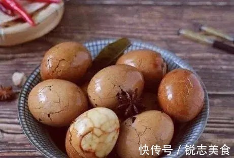 想吃茶叶蛋自己做,泡一晚第二天早餐就能吃,咸香入味花纹深