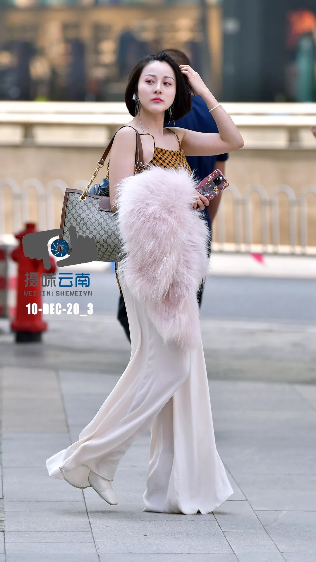 心计|街拍:美人心计之露背装,与阔腿裤阔步前行