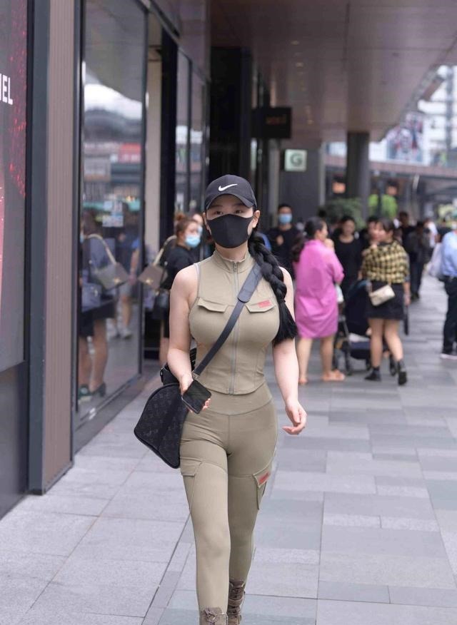 装扮 简单利落的打底裤装扮显出典雅气质,时尚百搭又耐看,简洁干练!