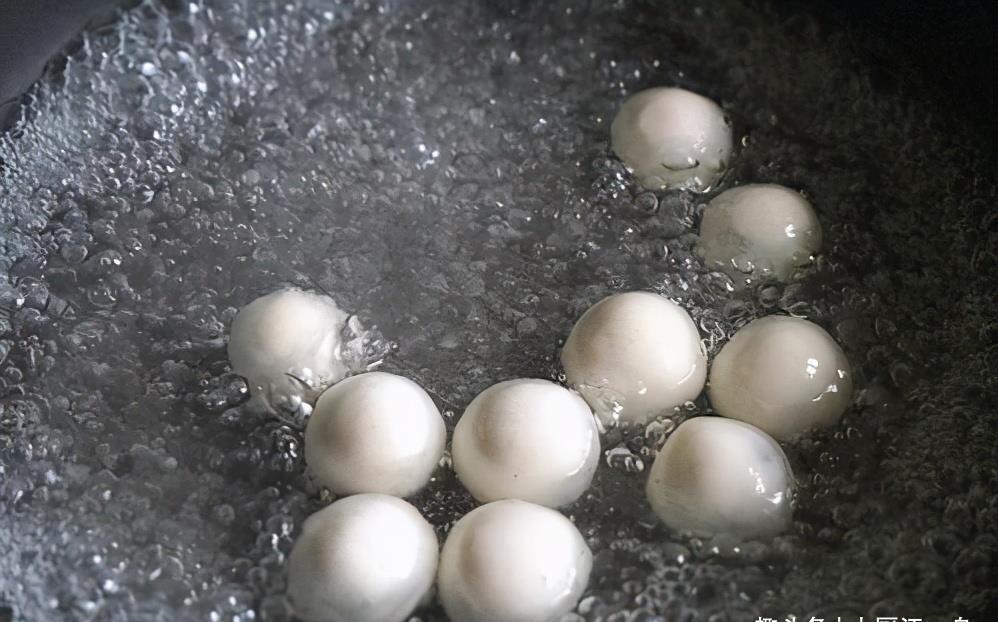 只用清水煮汤圆就错了,教你一招,汤圆煮好后软烂不露馅,真解馋