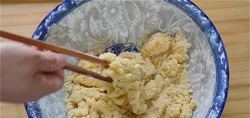 2.不要做得太大了，外边酥得直掉渣，吃着更香甜，真过瘾