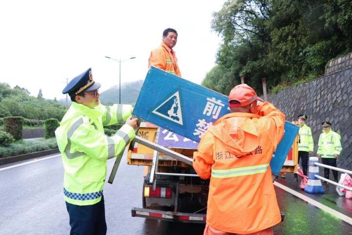 挡墙|迎战台风“灿都”·余杭丨清障排涝除险 抢险队奋战一线保畅通