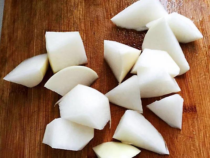 家常萝卜炖肉,虽然用料简单,可是味道相当不错呦!