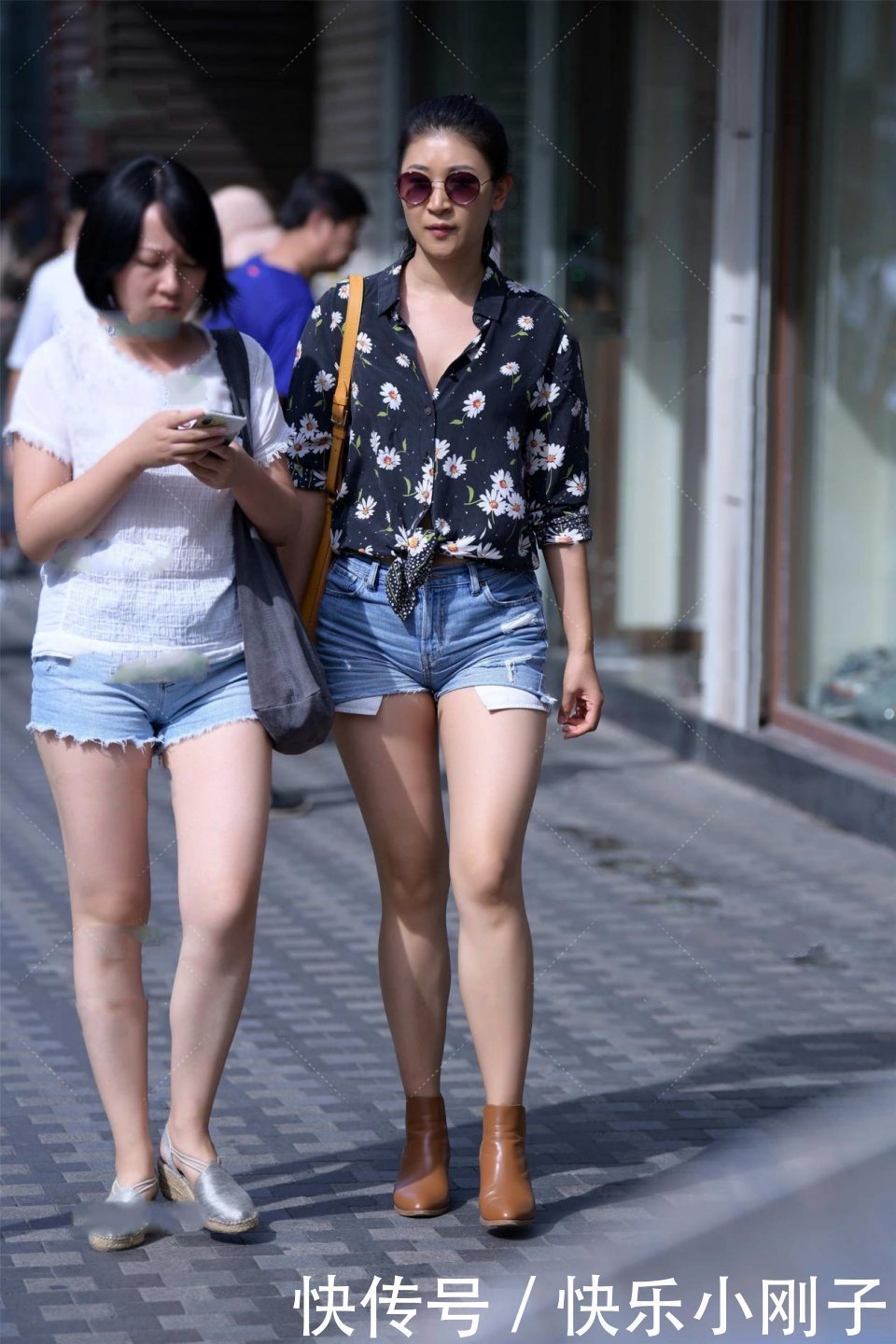 深蓝 浅色驼绒简洁T恤衫,搭配深蓝修身牛仔裤,突显潮流和雅致气息