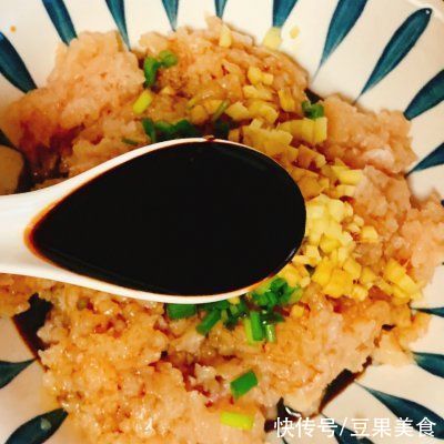 好吃不胖!一口酥脆还爆汁的鸡胸肉小馅饼