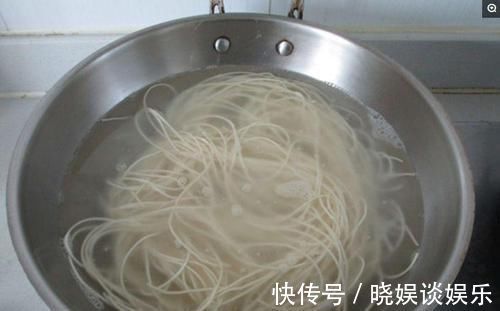 煮面条时不要开水下锅，大厨教你2招，面条光滑不粘锅不坨