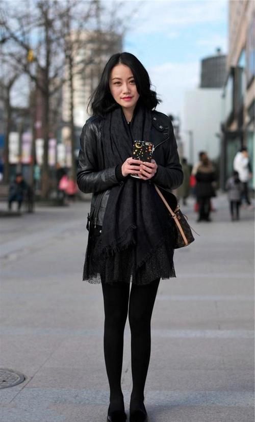 美女穿一条粉色的百褶裙，穿出青春洋溢的时尚范