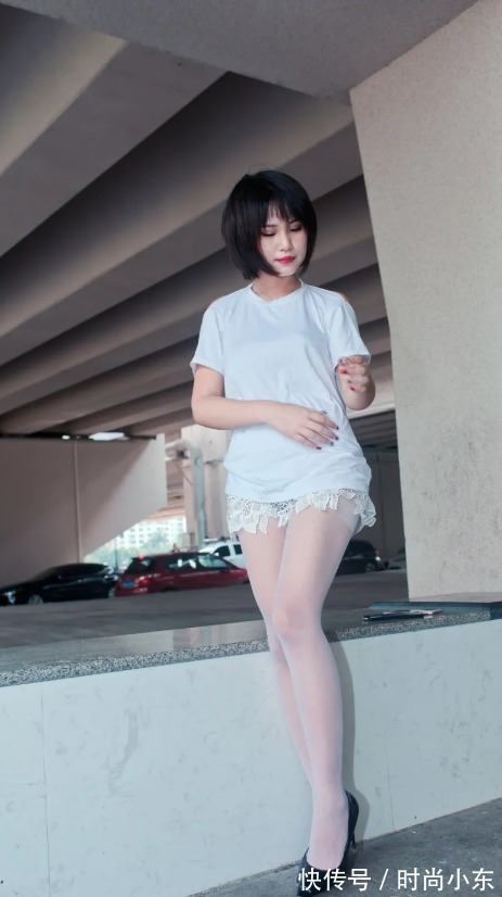 高跟|丝袜高跟露背装美女,短发干练妩媚迷人