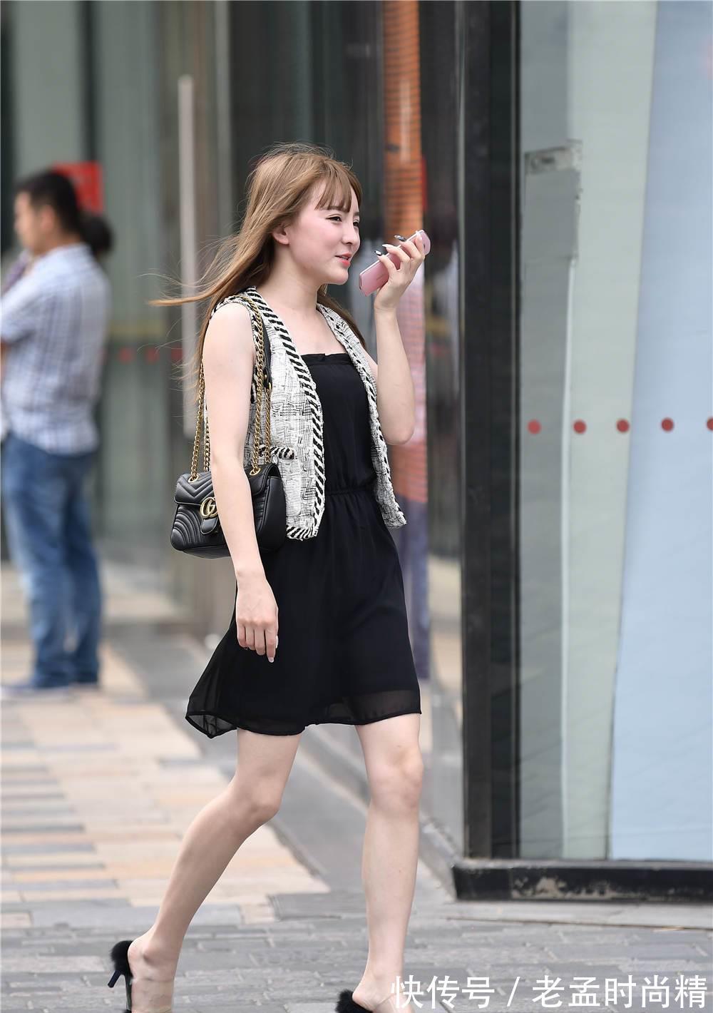 凉鞋|黑色连衣裙, 搭配浅灰色无袖开衫, 细跟凉拖很精致