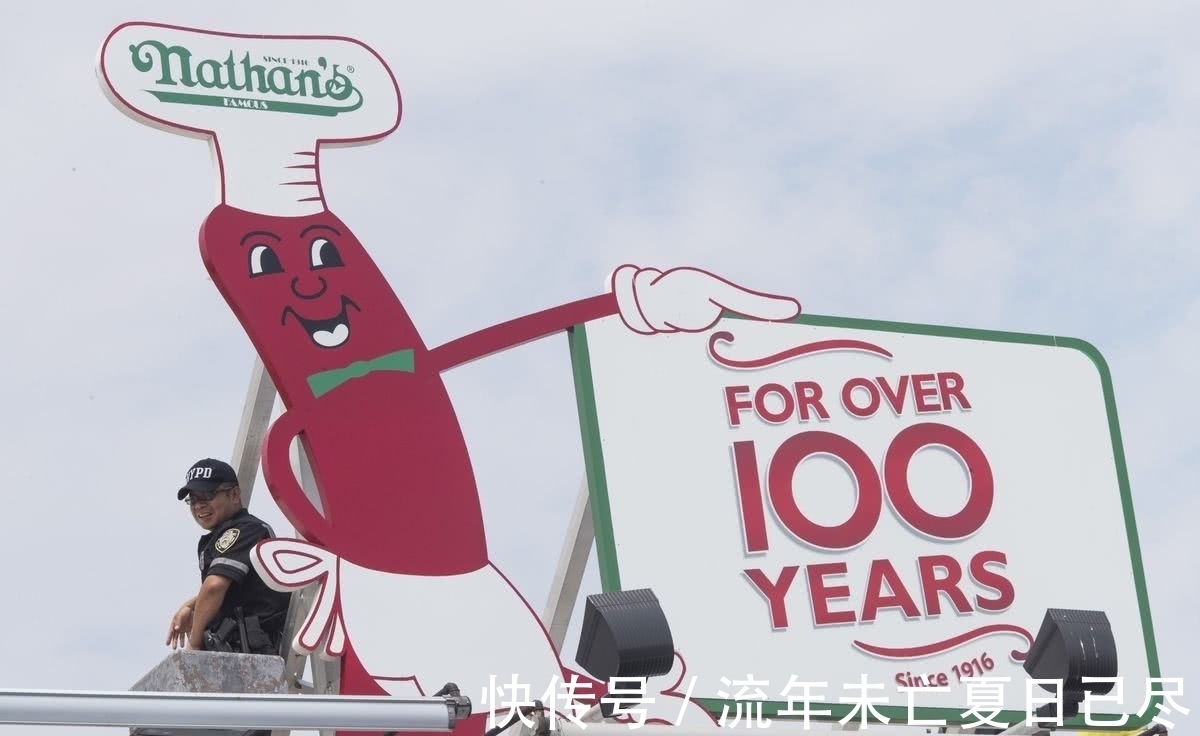 奇葩“吃香肠”比赛，10分钟内吃完74只热狗，各种表情太遭罪