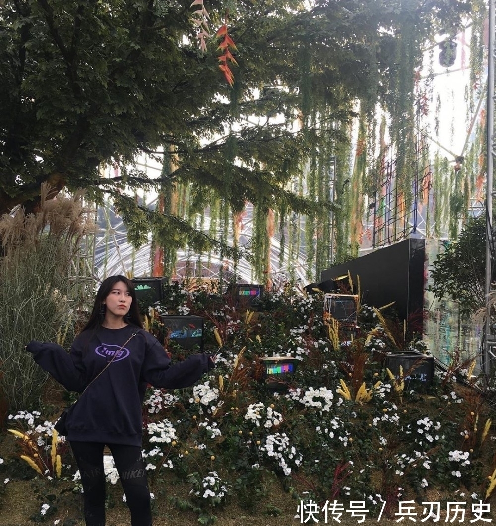 雏菊&首尔最新打卡点!GD亲自绘画、超大雏菊LOGO,怎么拍都是仙女等级