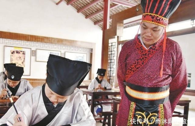 干活$老秀才上联:“登楼望南北”,学童随口下联,老人:前途无量!