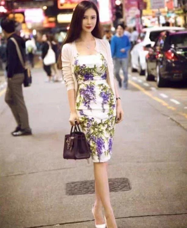 美女|街拍:小姐姐戴着一副墨镜出街,看上去十分的帅气