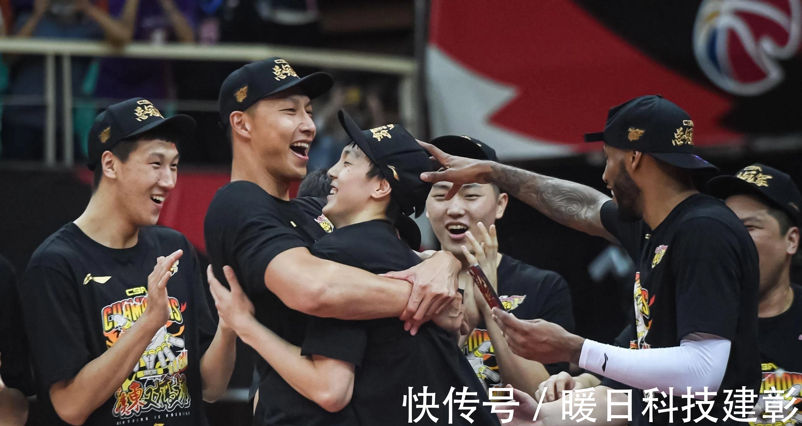 最美妈妈|火了！胡明轩妈妈意外走红，被称为CBA最美妈妈