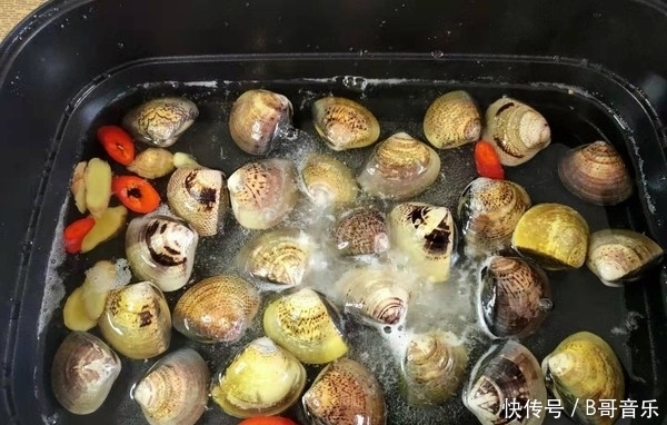 家里条件允许,建议中年女性要多吃这菜,营养不比牛奶差!