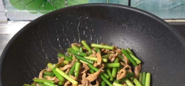 错误|为什么蒜苔在焯水之后又老又黄看看大厨操作,知道这是一个错误