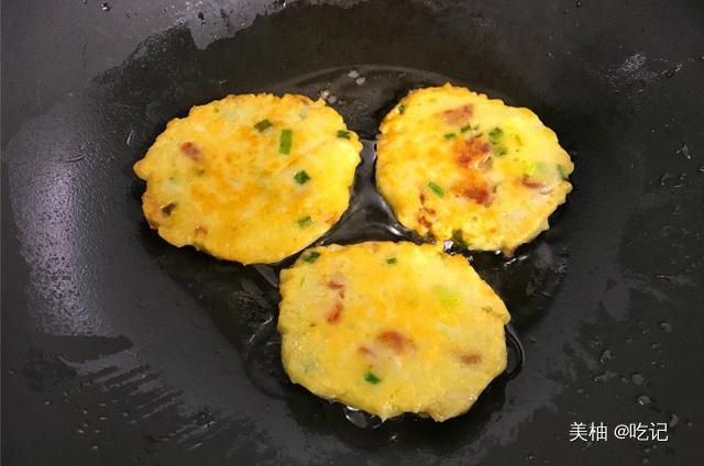 想不到莲藕还能这样吃，一搅一煎，做成早餐营养丰富