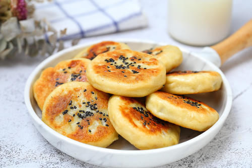 山药加紫薯做成松软小饼，营养翻倍有益身体健康，比包子馒头简单