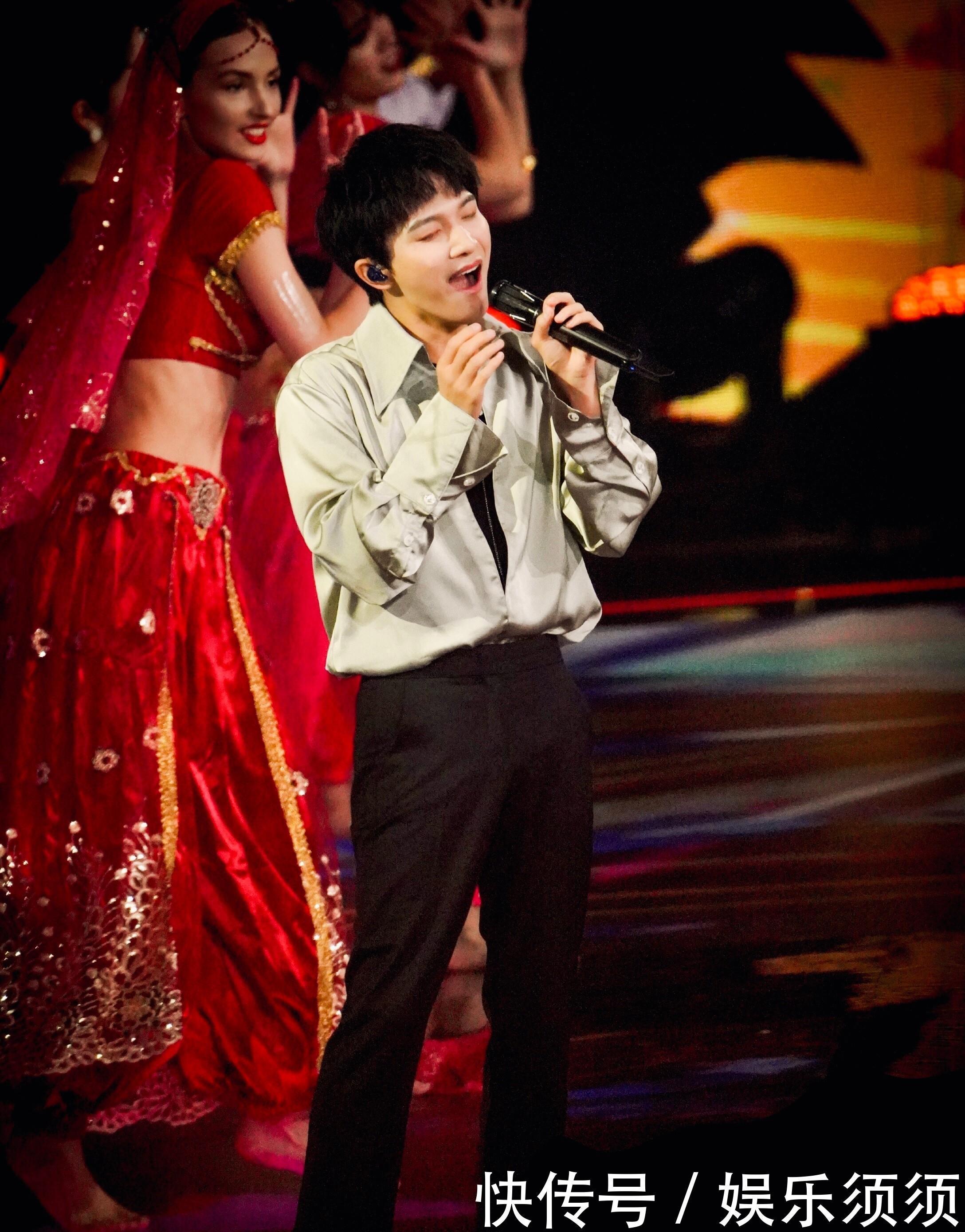 唱腔|周深在晚会上连唱2首,戏曲唱腔好震撼,《达拉崩吧》百听不厌