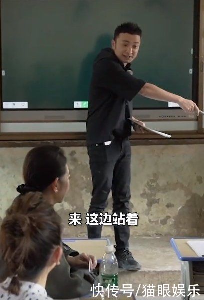 撒貝寧|央視主持人下鄉(xiāng)支教，撒貝寧上課搗蛋被罰站，險(xiǎn)些被倪萍潑水教訓(xùn)