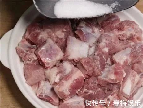 猪肉|排骨焯水后为啥又柴又腥看完大厨操作才明白,原来一直用错水