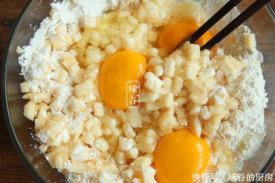天冷，这水果加4个鸡蛋做早餐饼，软糯香甜有营养，一次4个不够吃