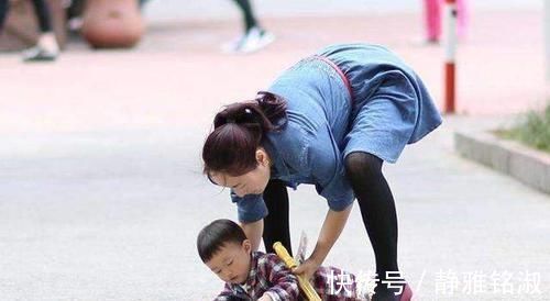 小情人|小萝莉接爸爸下班，可把小情人高兴坏了，下一秒跌倒爸爸心疼坏了