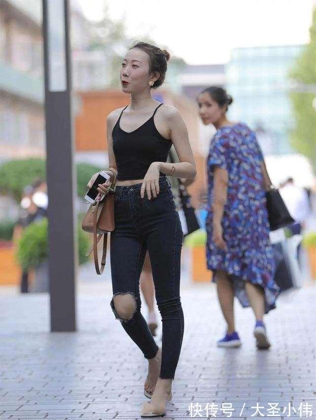 街拍|美女街拍:打底裤让你告别单点,表露青春时尚感,打造曼妙动人身形