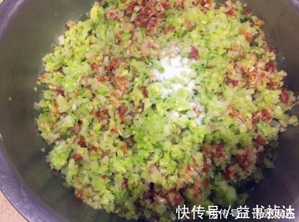 放油|调饺子馅,先放盐还是先放油记住顺序,饺子饱满多汁,鲜嫩可口