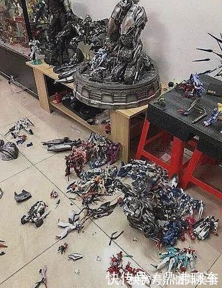 手办|熊孩子摔坏20万“手办”,家长态度强硬一堆破塑料,别想讹钱